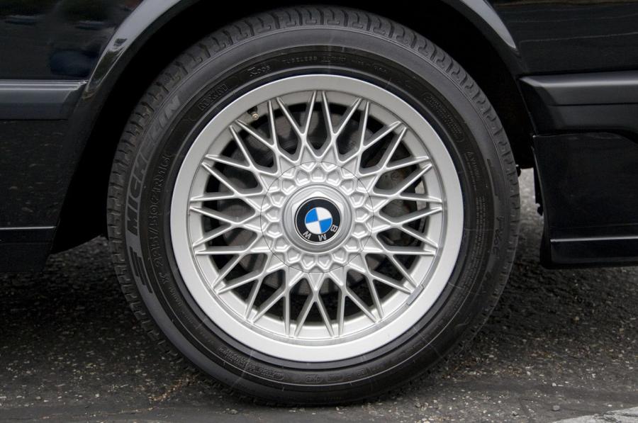  BMW M5 1988 года  (фото 41 из 47)
